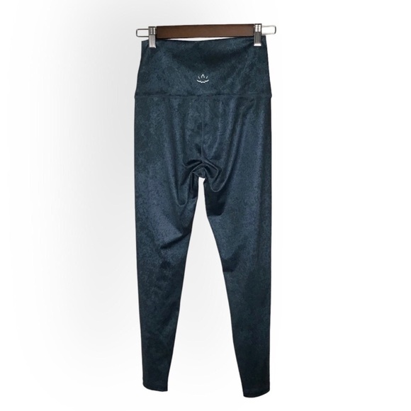 Beyond Yoga Lux High Waist Leggings in Distressed Navy. - Picture 1 of 12